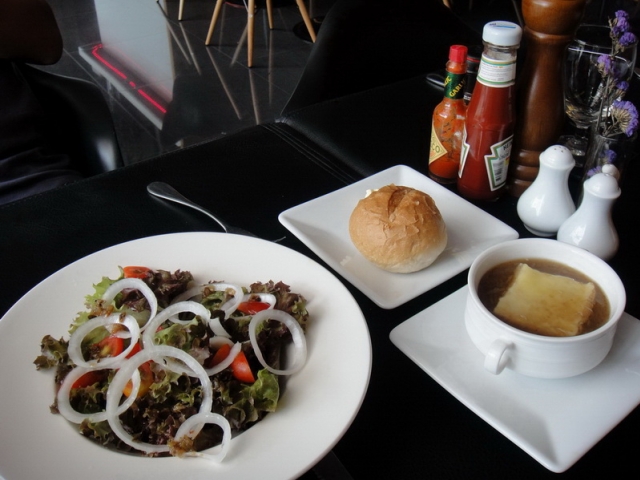 ร้านอาหารพัทยา Cross Bar